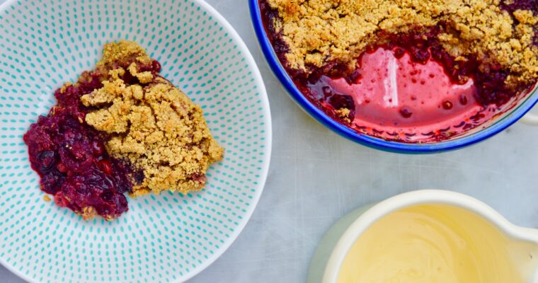 Low-carb blackberry crumble with homemade custard
